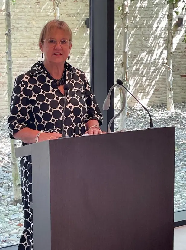 Betty Morel achter een spreekgestoelte